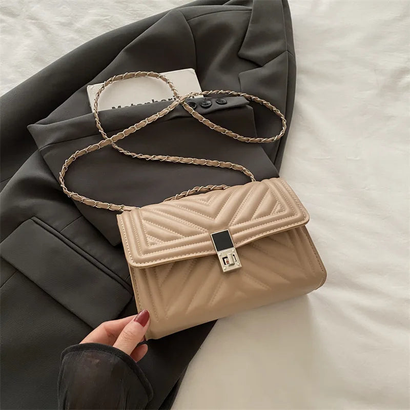 حقيبة كتف نسائية صغيرة مبطنة ومزينة بسلسلة بتصميم جديد، حقيبة كروسبودي بسيطة ومتعددة الاستخدامات، حقيبة يد مربعة نسائية