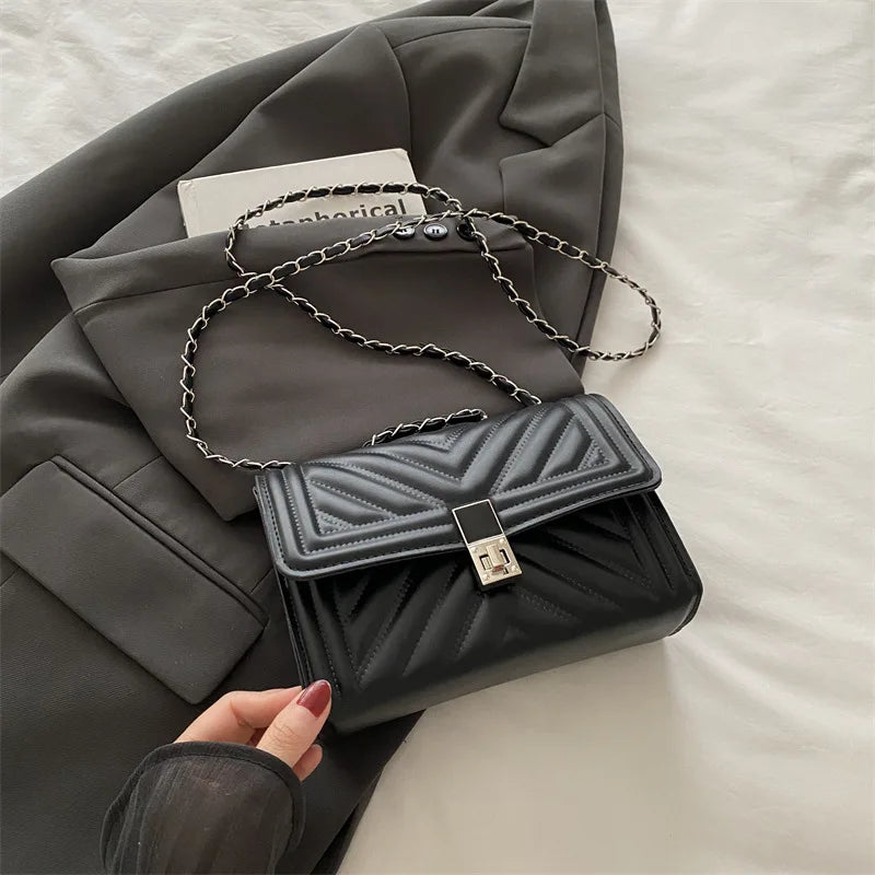حقيبة كتف نسائية صغيرة مبطنة ومزينة بسلسلة بتصميم جديد، حقيبة كروسبودي بسيطة ومتعددة الاستخدامات، حقيبة يد مربعة نسائية