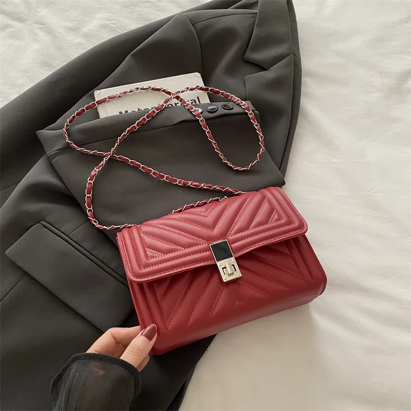 حقيبة كتف نسائية صغيرة مبطنة ومزينة بسلسلة بتصميم جديد، حقيبة كروسبودي بسيطة ومتعددة الاستخدامات، حقيبة يد مربعة نسائية